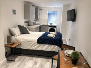 10min to City - FREE Parking - Private Studio - Contractor Friendly